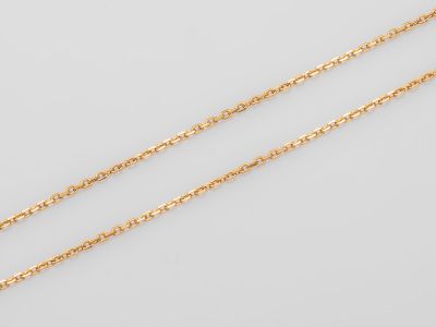 une paire de colliers à chaîne en or