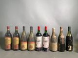 plusieurs bouteilles de vin sont alignées sur une table