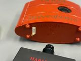 une boîte orange qui se trouve à côté d'une boîte noire