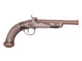 un vieux fusil avec une poignée en bois sur fond blanc