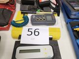 une table sur laquelle se trouvent de nombreux appareils électroniques