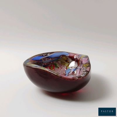 un bol en verre orné d'un motif coloré