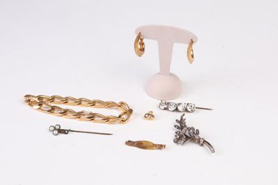 beaucoup de bijoux sur une surface blanche