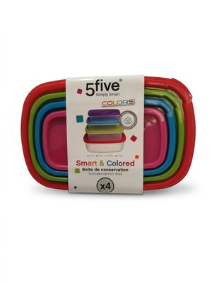 cinq récipients en plastique colorés munis de couvercles sont empilés les uns sur les autres