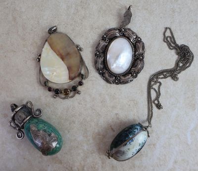 trois bijoux posés sur une table l'un à côté de l'autre