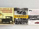 trois livres posés sur une table blanche, avec une voiture rouge devant eux