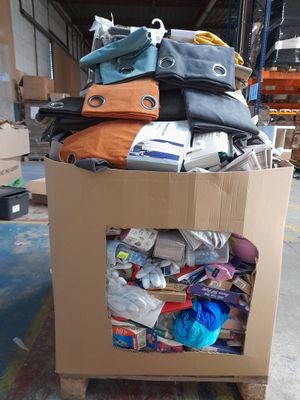 une boîte en carton remplie d'une multitude d'objets dans un entrepôt