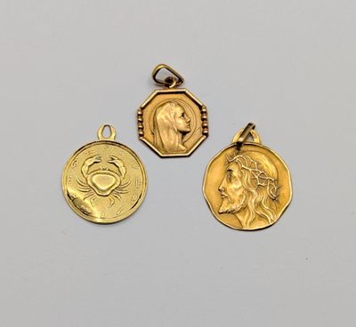 les trois médailles d'or de Jésus et de la Vierge