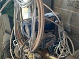 une machine posée sur un plan de travail dans un garage
