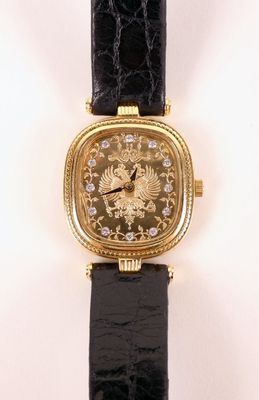 une image d'un gros plan d'une montre-bracelet sur une surface blanche