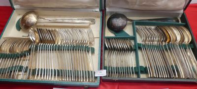 des couverts dans un coffret posé sur une table recouverte d'une nappe rouge