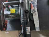 une photo montrant une perceuse électrique filaire et d'autres outils posés sur une table
