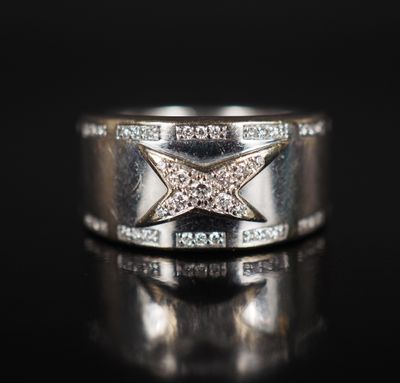 une image d'une bague en diamant sur une surface noire