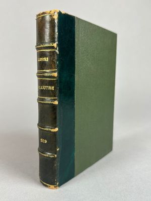 gros plan d'un livre sur une table à fond blanc
