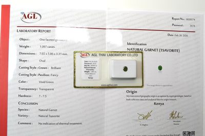 Une tsavorite, facettée ovale, d'un poids de 1,09 ct, proven…