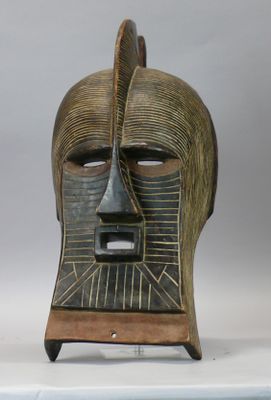 un masque en bois exposé sur une table