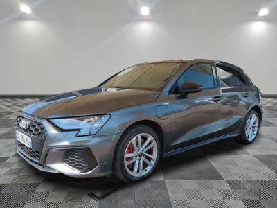 une Audi grise garée dans un showroom au sol carrelé