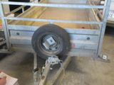 une remorque à plateau dans un garage