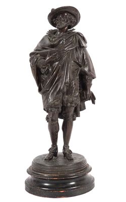 statue en bronze représentant un homme coiffé d'un chapeau et vêtu d'une cape, tenant une canne
