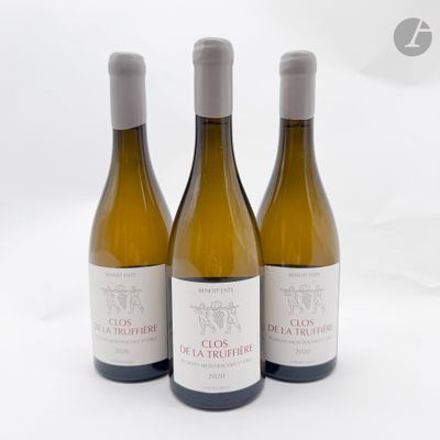 trois bouteilles de vin posées l'une à côté de l'autre sur une table