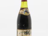 une vieille bouteille de vin posée sur une table