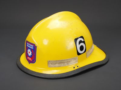 un casque de chantier jaune portant le numéro 6