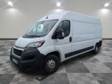 la camionnette blanche est garée sur un sol carrelé en damier