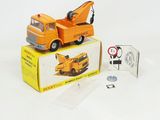 un camion jouet posé sur une boîte