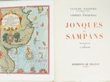un livre sur lequel figure une carte du monde