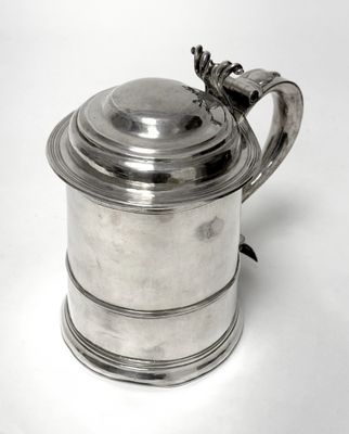 ANGLETERRE, XVIIIe. TANKARD en argent uni, le corps cernés d'un jonc, 