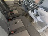 l'intérieur d'une voiture avec un volant et un tableau de bord