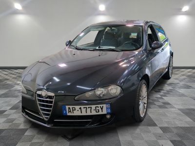 la photo d'une voiture garée dans un garage