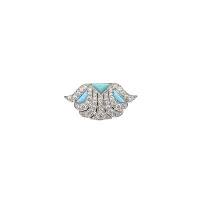une photo d'une broche en émail ornée d'un diamant et de turquoise