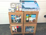 des cartons empilés les uns sur les autres devant une porte de garage
