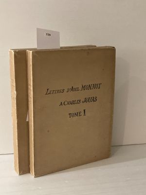 un vieux livre posé sur une table blanche à côté d'un mur blanc