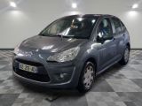 la voiture grise est garée dans le garage sur le sol en damier