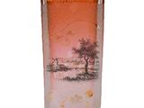 un vase en verre orné d'une image représentant un arbre et un oiseau