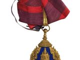 une image d'une médaille entourée d'un ruban sur fond blanc