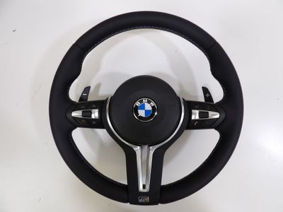un gros plan d'un volant sur une surface blanche