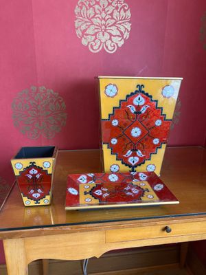 une table sur laquelle se trouvent un vase et une assiette