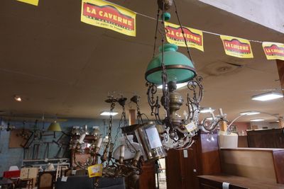 une lampe suspendue au plafond dans un magasin