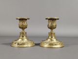 paire de chandeliers anciens en laiton sur fond gris
