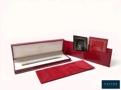 une boîte rouge contenant un stylo et un bloc-notes