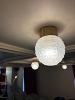 2 Plafonniers globe en verre, base couleur or, verre strié t…