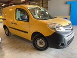 La camionnette jaune est garée dans le garage de l'immeuble.