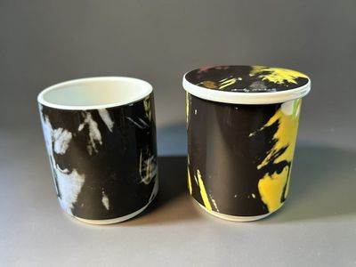 two cups that are sitting next to each other on a table