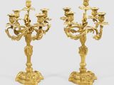 paire de candélabres anciens en laiton avec fleurs et feuilles