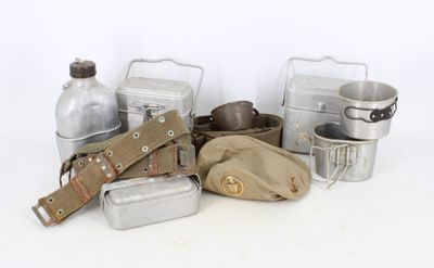 un grand nombre d'objets posés sur une table