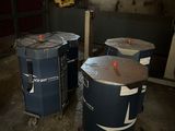 deux poubelles posées au milieu d'une pièce