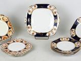 Quatre types différents de plats en porcelaine sont présentés sur un fond blanc
